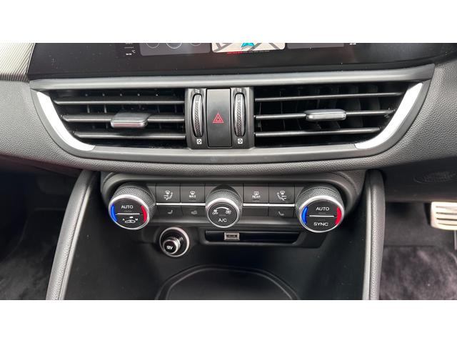 ジュリア ヴェローチェ 認定中古車 ディーラー車 純正19インチアルミホイール レッドレザーシート キセノンヘッドライト 純正ナビ パワーシート シートヒーター パドルシフト ディスプレイオーディオ スマートキー(12枚目)