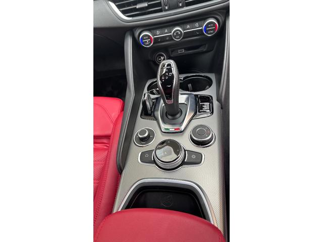 ジュリア ヴェローチェ 認定中古車 ディーラー車 純正19インチアルミホイール レッドレザーシート キセノンヘッドライト 純正ナビ パワーシート シートヒーター パドルシフト ディスプレイオーディオ スマートキー(13枚目)