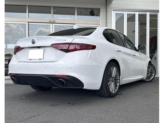 ジュリア ヴェローチェ ディーラー車 認定中古車 レザーシート 純正18インチアルミホイール キセノンヘッドライト アップルカープレイ アンドロイドオート パーキングセンサー バックカメラ パドルシフト(4枚目)