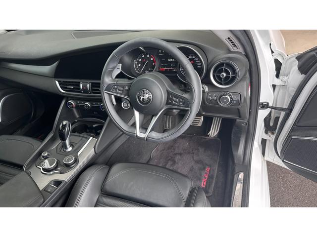 ジュリア ヴェローチェ ディーラー車 認定中古車 レザーシート 純正18インチアルミホイール キセノンヘッドライト アップルカープレイ アンドロイドオート パーキングセンサー バックカメラ パドルシフト(5枚目)