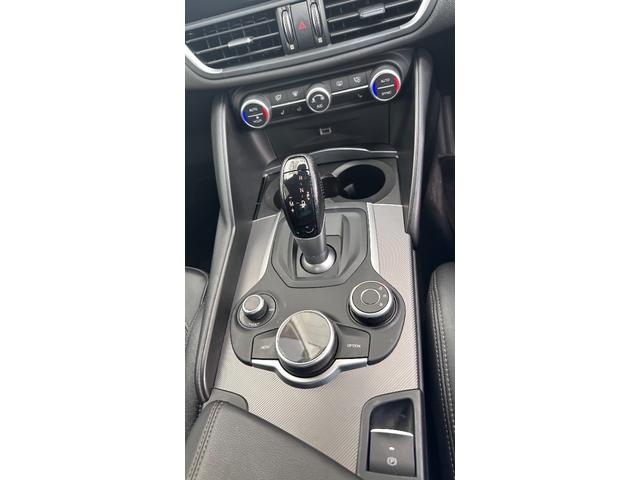 ジュリア ヴェローチェ ディーラー車 認定中古車 レザーシート 純正18インチアルミホイール キセノンヘッドライト アップルカープレイ アンドロイドオート パーキングセンサー バックカメラ パドルシフト(13枚目)