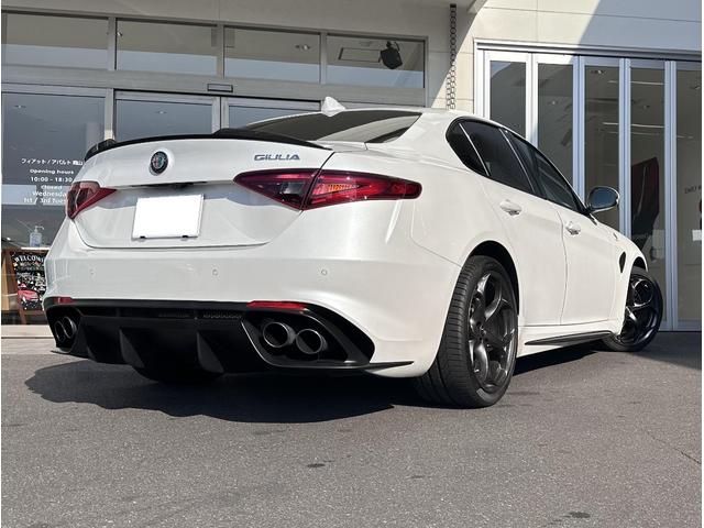 ジュリア クアドリフォリオ　ディーラー車　認定中古車　ハーフレザーシート　Ｖ６ツインターボエンジン　純正１９インチＡＷ　キセノン　アップルカープレイ　アンドロイドオート　パーキングセンサー　バックカメラ　パドルシフト　ドラレコ（4枚目）