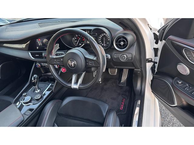 ジュリア クアドリフォリオ　ディーラー車　認定中古車　ハーフレザーシート　Ｖ６ツインターボエンジン　純正１９インチＡＷ　キセノン　アップルカープレイ　アンドロイドオート　パーキングセンサー　バックカメラ　パドルシフト　ドラレコ（5枚目）
