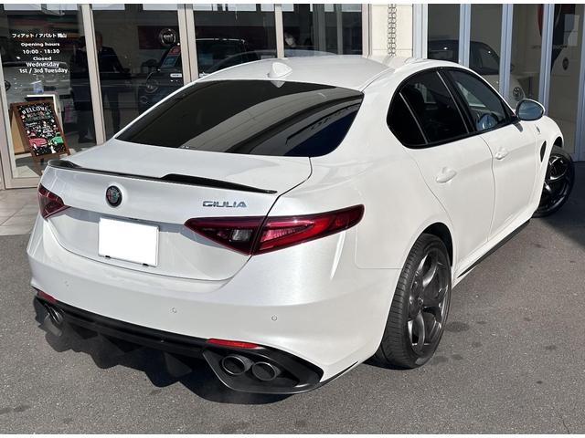ジュリア クアドリフォリオ　ディーラー車　認定中古車　ハーフレザーシート　Ｖ６ツインターボエンジン　純正１９インチＡＷ　キセノン　アップルカープレイ　アンドロイドオート　パーキングセンサー　バックカメラ　パドルシフト　ドラレコ（7枚目）