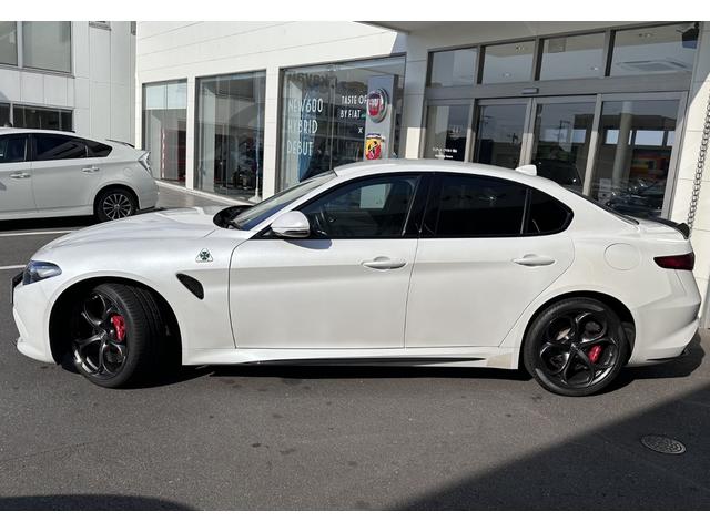 ジュリア クアドリフォリオ　ディーラー車　認定中古車　ハーフレザーシート　Ｖ６ツインターボエンジン　純正１９インチＡＷ　キセノン　アップルカープレイ　アンドロイドオート　パーキングセンサー　バックカメラ　パドルシフト　ドラレコ（8枚目）