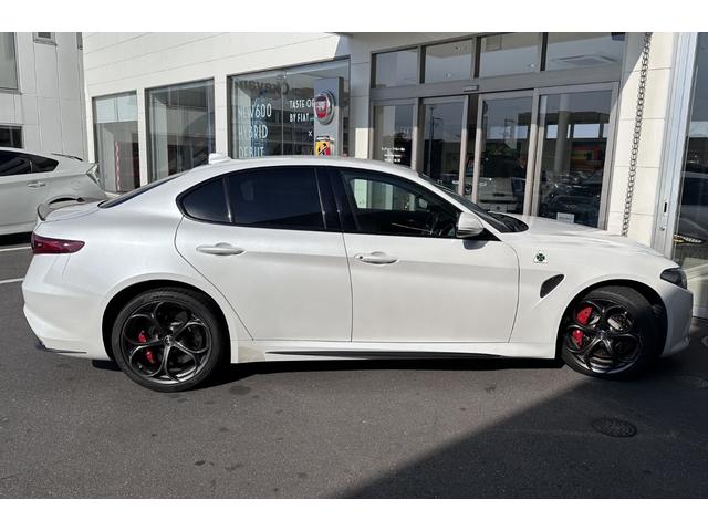ジュリア クアドリフォリオ　ディーラー車　認定中古車　ハーフレザーシート　Ｖ６ツインターボエンジン　純正１９インチＡＷ　キセノン　アップルカープレイ　アンドロイドオート　パーキングセンサー　バックカメラ　パドルシフト　ドラレコ（9枚目）