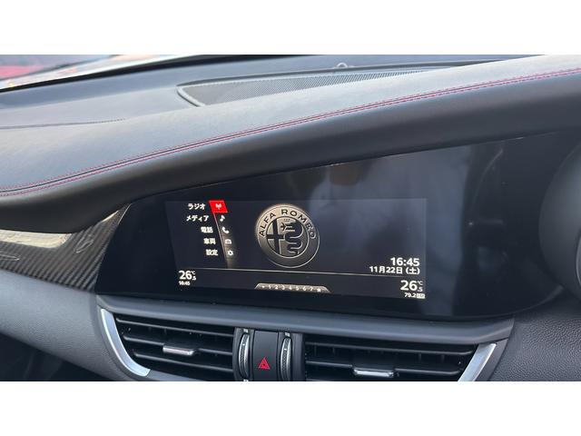 ジュリア クアドリフォリオ　ディーラー車　認定中古車　ハーフレザーシート　Ｖ６ツインターボエンジン　純正１９インチＡＷ　キセノン　アップルカープレイ　アンドロイドオート　パーキングセンサー　バックカメラ　パドルシフト　ドラレコ（11枚目）