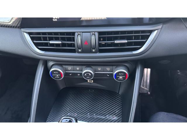 ジュリア クアドリフォリオ　ディーラー車　認定中古車　ハーフレザーシート　Ｖ６ツインターボエンジン　純正１９インチＡＷ　キセノン　アップルカープレイ　アンドロイドオート　パーキングセンサー　バックカメラ　パドルシフト　ドラレコ（12枚目）