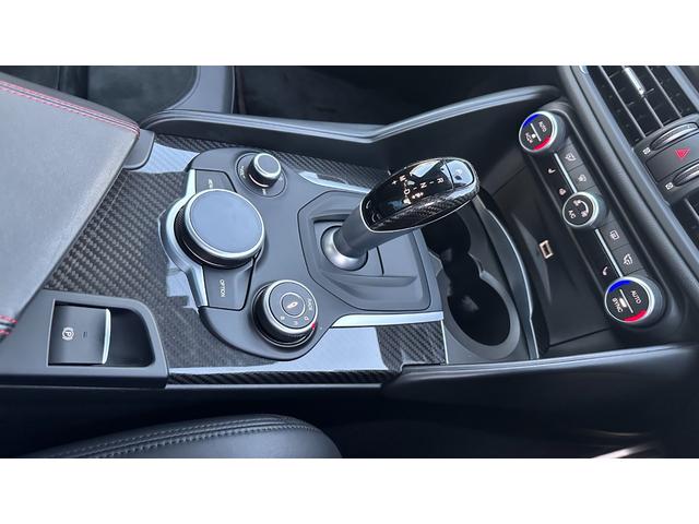 ジュリア クアドリフォリオ　ディーラー車　認定中古車　ハーフレザーシート　Ｖ６ツインターボエンジン　純正１９インチＡＷ　キセノン　アップルカープレイ　アンドロイドオート　パーキングセンサー　バックカメラ　パドルシフト　ドラレコ（13枚目）