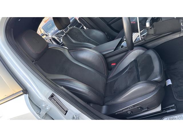 ジュリア クアドリフォリオ　ディーラー車　認定中古車　ハーフレザーシート　Ｖ６ツインターボエンジン　純正１９インチＡＷ　キセノン　アップルカープレイ　アンドロイドオート　パーキングセンサー　バックカメラ　パドルシフト　ドラレコ（16枚目）