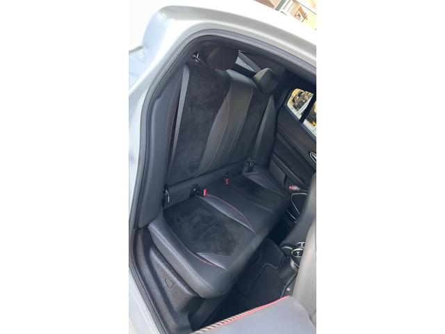 ジュリア クアドリフォリオ　ディーラー車　認定中古車　ハーフレザーシート　Ｖ６ツインターボエンジン　純正１９インチＡＷ　キセノン　アップルカープレイ　アンドロイドオート　パーキングセンサー　バックカメラ　パドルシフト　ドラレコ（17枚目）