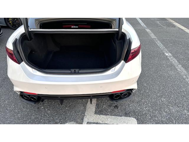 ジュリア クアドリフォリオ　ディーラー車　認定中古車　ハーフレザーシート　Ｖ６ツインターボエンジン　純正１９インチＡＷ　キセノン　アップルカープレイ　アンドロイドオート　パーキングセンサー　バックカメラ　パドルシフト　ドラレコ（20枚目）