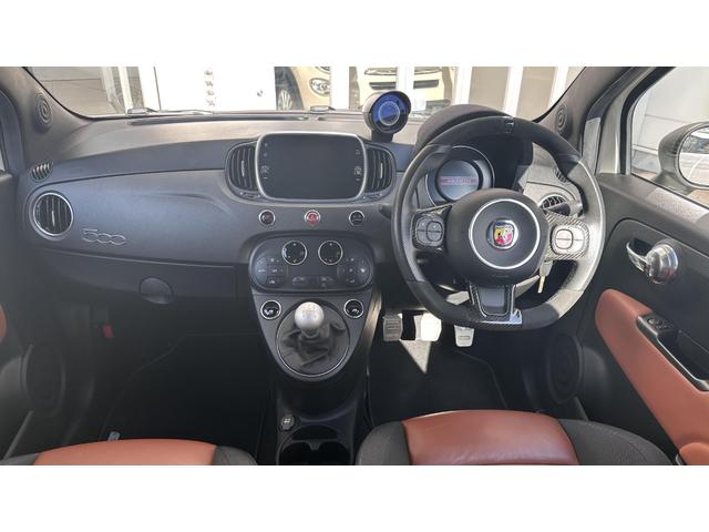 アバルト595 コンペティツィオーネ 認定中古車 RHD MT車 キセノンヘッドライト 純正ディスプレイオーディオ アップルカープレイ アンドロイドオート Bluetooth レコードモンツァマフラー 純正17インチAW サベルトシート(16枚目)