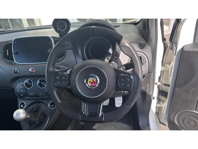 アバルト595 コンペティツィオーネ 認定中古車 RHD MT車 キセノンヘッドライト 純正ディスプレイオーディオ アップルカープレイ アンドロイドオート Bluetooth レコードモンツァマフラー 純正17インチAW サベルトシート(17枚目)