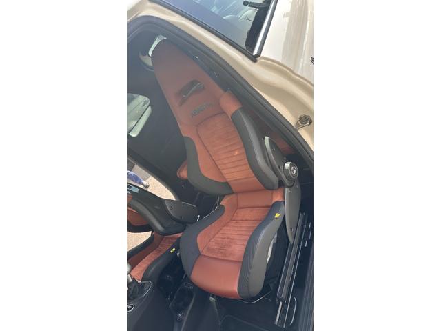 アバルト595 コンペティツィオーネ 認定中古車 RHD MT車 キセノンヘッドライト 純正ディスプレイオーディオ アップルカープレイ アンドロイドオート Bluetooth レコードモンツァマフラー 純正17インチAW サベルトシート(21枚目)