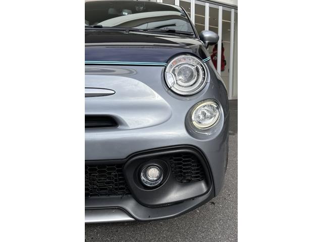 アバルト695C リヴァーレ ベースグレード 認定中古車 RHD 限定モデル キセノン アクラポビッチマフラー 純正17インチAW ブレンボキャリパー ETC ドラレコ カロ社外ナビ 専用ツートーンカラー マホガニーパネル(7枚目)