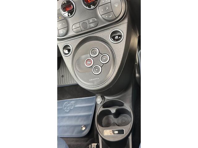 アバルト695C リヴァーレ ベースグレード 認定中古車 RHD 限定モデル キセノン アクラポビッチマフラー 純正17インチAW ブレンボキャリパー ETC ドラレコ カロ社外ナビ 専用ツートーンカラー マホガニーパネル(26枚目)