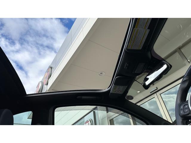 アバルト695C リヴァーレ ベースグレード 認定中古車 RHD 限定モデル キセノン アクラポビッチマフラー 純正17インチAW ブレンボキャリパー ETC ドラレコ カロ社外ナビ 専用ツートーンカラー マホガニーパネル(28枚目)