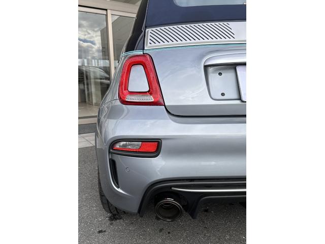 アバルト695C リヴァーレ ベースグレード 認定中古車 RHD 限定モデル キセノン アクラポビッチマフラー 純正17インチAW ブレンボキャリパー ETC ドラレコ カロ社外ナビ 専用ツートーンカラー マホガニーパネル(33枚目)