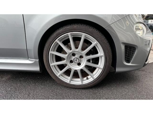 アバルト695C リヴァーレ ベースグレード 認定中古車 RHD 限定モデル キセノン アクラポビッチマフラー 純正17インチAW ブレンボキャリパー ETC ドラレコ カロ社外ナビ 専用ツートーンカラー マホガニーパネル(35枚目)