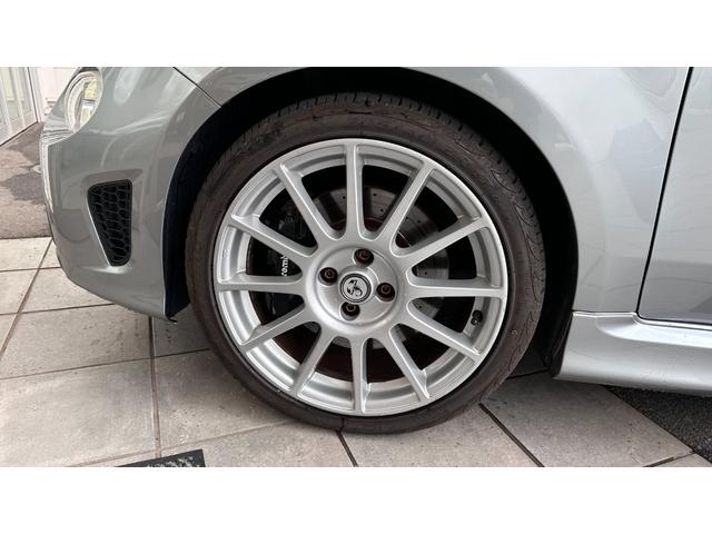 アバルト695C リヴァーレ ベースグレード 認定中古車 RHD 限定モデル キセノン アクラポビッチマフラー 純正17インチAW ブレンボキャリパー ETC ドラレコ カロ社外ナビ 専用ツートーンカラー マホガニーパネル(36枚目)