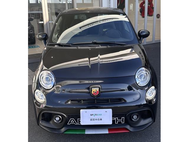 アバルト６９５セッタンタチンクエアニヴェルサーリオ ベースグレード　認定中古車　ＬＨＤ　７５°アニベルサリオ　キセノン　純正１７インチＡＷ　ブレンボキャリパー　ハーフレザー　　　５速ＭＴ　Ｓａｂｅｌｔ製　専用スポーツシート　スコーピオンルーフデカール　レコモンマフラー（4枚目）