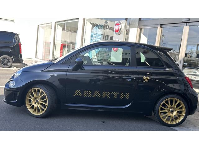 アバルト６９５セッタンタチンクエアニヴェルサーリオ ベースグレード　認定中古車　ＬＨＤ　７５°アニベルサリオ　キセノン　純正１７インチＡＷ　ブレンボキャリパー　ハーフレザー　　　５速ＭＴ　Ｓａｂｅｌｔ製　専用スポーツシート　スコーピオンルーフデカール　レコモンマフラー（5枚目）