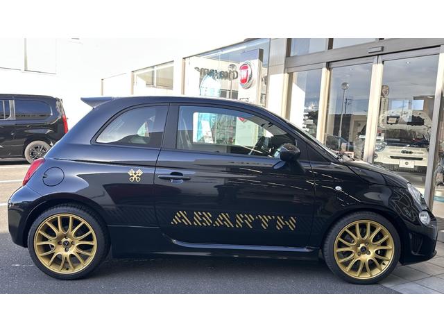 アバルト６９５セッタンタチンクエアニヴェルサーリオ ベースグレード　認定中古車　ＬＨＤ　７５°アニベルサリオ　キセノン　純正１７インチＡＷ　ブレンボキャリパー　ハーフレザー　　　５速ＭＴ　Ｓａｂｅｌｔ製　専用スポーツシート　スコーピオンルーフデカール　レコモンマフラー（6枚目）