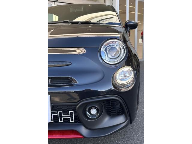 アバルト６９５セッタンタチンクエアニヴェルサーリオ ベースグレード　認定中古車　ＬＨＤ　７５°アニベルサリオ　キセノン　純正１７インチＡＷ　ブレンボキャリパー　ハーフレザー　　　５速ＭＴ　Ｓａｂｅｌｔ製　専用スポーツシート　スコーピオンルーフデカール　レコモンマフラー（7枚目）