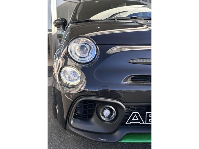 アバルト６９５セッタンタチンクエアニヴェルサーリオ ベースグレード　認定中古車　ＬＨＤ　７５°アニベルサリオ　キセノン　純正１７インチＡＷ　ブレンボキャリパー　ハーフレザー　　　５速ＭＴ　Ｓａｂｅｌｔ製　専用スポーツシート　スコーピオンルーフデカール　レコモンマフラー（8枚目）