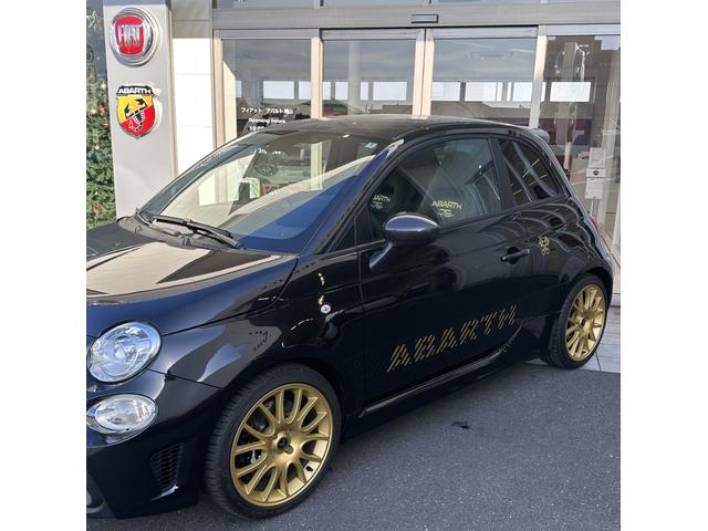 アバルト６９５セッタンタチンクエアニヴェルサーリオ ベースグレード　認定中古車　ＬＨＤ　７５°アニベルサリオ　キセノン　純正１７インチＡＷ　ブレンボキャリパー　ハーフレザー　　　５速ＭＴ　Ｓａｂｅｌｔ製　専用スポーツシート　スコーピオンルーフデカール　レコモンマフラー（9枚目）