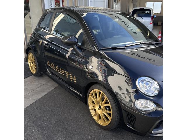 アバルト６９５セッタンタチンクエアニヴェルサーリオ ベースグレード　認定中古車　ＬＨＤ　７５°アニベルサリオ　キセノン　純正１７インチＡＷ　ブレンボキャリパー　ハーフレザー　　　５速ＭＴ　Ｓａｂｅｌｔ製　専用スポーツシート　スコーピオンルーフデカール　レコモンマフラー（10枚目）