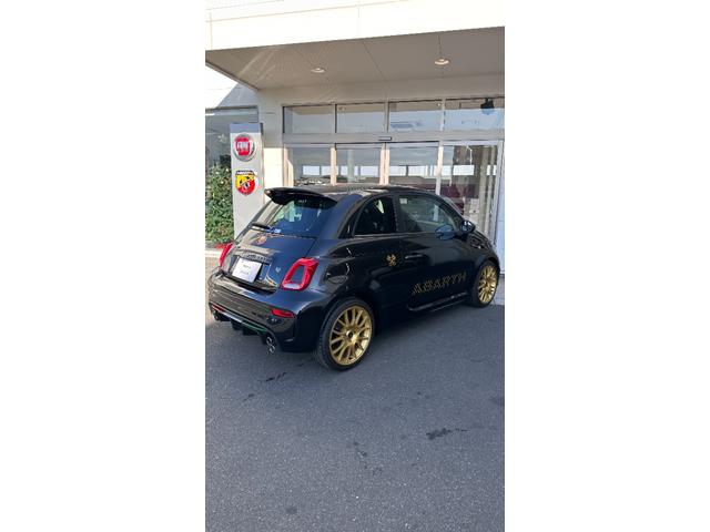 アバルト６９５セッタンタチンクエアニヴェルサーリオ ベースグレード　認定中古車　ＬＨＤ　７５°アニベルサリオ　キセノン　純正１７インチＡＷ　ブレンボキャリパー　ハーフレザー　　　５速ＭＴ　Ｓａｂｅｌｔ製　専用スポーツシート　スコーピオンルーフデカール　レコモンマフラー（15枚目）