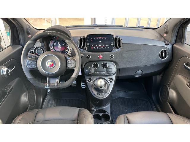 アバルト６９５セッタンタチンクエアニヴェルサーリオ ベースグレード　認定中古車　ＬＨＤ　７５°アニベルサリオ　キセノン　純正１７インチＡＷ　ブレンボキャリパー　ハーフレザー　　　５速ＭＴ　Ｓａｂｅｌｔ製　専用スポーツシート　スコーピオンルーフデカール　レコモンマフラー（16枚目）