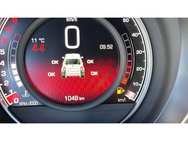 アバルト６９５セッタンタチンクエアニヴェルサーリオ ベースグレード　認定中古車　ＬＨＤ　７５°アニベルサリオ　キセノン　純正１７インチＡＷ　ブレンボキャリパー　ハーフレザー　　　５速ＭＴ　Ｓａｂｅｌｔ製　専用スポーツシート　スコーピオンルーフデカール　レコモンマフラー（19枚目）