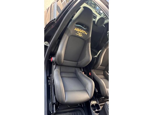 アバルト６９５セッタンタチンクエアニヴェルサーリオ ベースグレード　認定中古車　ＬＨＤ　７５°アニベルサリオ　キセノン　純正１７インチＡＷ　ブレンボキャリパー　ハーフレザー　　　５速ＭＴ　Ｓａｂｅｌｔ製　専用スポーツシート　スコーピオンルーフデカール　レコモンマフラー（20枚目）