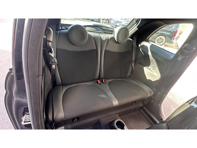 アバルト６９５セッタンタチンクエアニヴェルサーリオ ベースグレード　認定中古車　ＬＨＤ　７５°アニベルサリオ　キセノン　純正１７インチＡＷ　ブレンボキャリパー　ハーフレザー　　　５速ＭＴ　Ｓａｂｅｌｔ製　専用スポーツシート　スコーピオンルーフデカール　レコモンマフラー（22枚目）