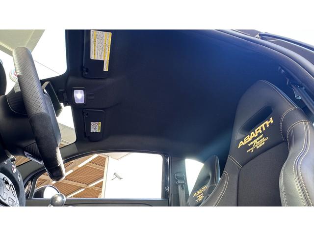 アバルト６９５セッタンタチンクエアニヴェルサーリオ ベースグレード　認定中古車　ＬＨＤ　７５°アニベルサリオ　キセノン　純正１７インチＡＷ　ブレンボキャリパー　ハーフレザー　　　５速ＭＴ　Ｓａｂｅｌｔ製　専用スポーツシート　スコーピオンルーフデカール　レコモンマフラー（26枚目）