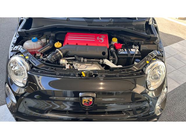 アバルト６９５セッタンタチンクエアニヴェルサーリオ ベースグレード　認定中古車　ＬＨＤ　７５°アニベルサリオ　キセノン　純正１７インチＡＷ　ブレンボキャリパー　ハーフレザー　　　５速ＭＴ　Ｓａｂｅｌｔ製　専用スポーツシート　スコーピオンルーフデカール　レコモンマフラー（27枚目）