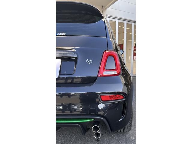 アバルト６９５セッタンタチンクエアニヴェルサーリオ ベースグレード　認定中古車　ＬＨＤ　７５°アニベルサリオ　キセノン　純正１７インチＡＷ　ブレンボキャリパー　ハーフレザー　　　５速ＭＴ　Ｓａｂｅｌｔ製　専用スポーツシート　スコーピオンルーフデカール　レコモンマフラー（32枚目）