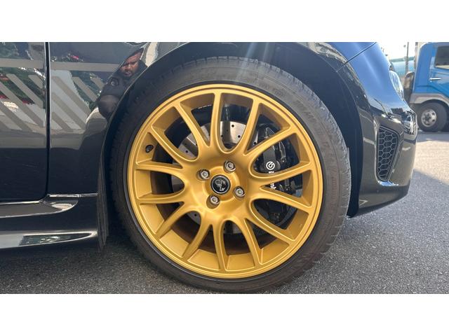 アバルト６９５セッタンタチンクエアニヴェルサーリオ ベースグレード　認定中古車　ＬＨＤ　７５°アニベルサリオ　キセノン　純正１７インチＡＷ　ブレンボキャリパー　ハーフレザー　　　５速ＭＴ　Ｓａｂｅｌｔ製　専用スポーツシート　スコーピオンルーフデカール　レコモンマフラー（36枚目）