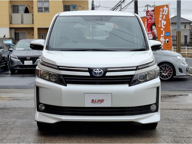 ヴォクシー ハイブリッドＶ　禁煙車　両側パワースライド　オートライト　ＬＥＤライト　シートヒーター　スマートキー　デュアルエアコン　９型ナビ　フルセグＴＶ　Ｂｌｕｅｔｏｏｔｈ　バックカメラ　ＥＴＣ　１１型フリップダウン　クルコン（2枚目）