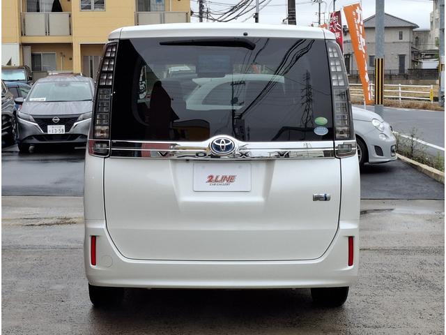 ヴォクシー ハイブリッドＶ　禁煙車　両側パワースライド　オートライト　ＬＥＤライト　シートヒーター　スマートキー　デュアルエアコン　９型ナビ　フルセグＴＶ　Ｂｌｕｅｔｏｏｔｈ　バックカメラ　ＥＴＣ　１１型フリップダウン　クルコン（3枚目）