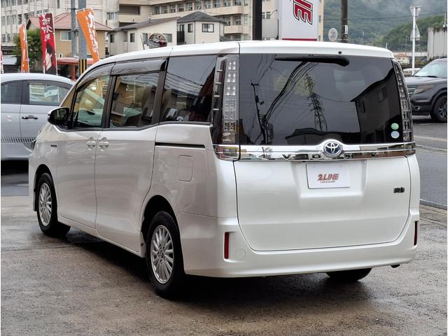 ヴォクシー ハイブリッドＶ　禁煙車　両側パワースライド　オートライト　ＬＥＤライト　シートヒーター　スマートキー　デュアルエアコン　９型ナビ　フルセグＴＶ　Ｂｌｕｅｔｏｏｔｈ　バックカメラ　ＥＴＣ　１１型フリップダウン　クルコン（6枚目）