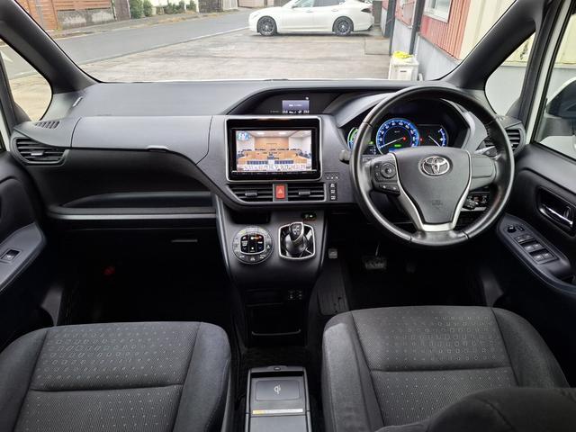 ヴォクシー ハイブリッドＶ　禁煙車　両側パワースライド　オートライト　ＬＥＤライト　シートヒーター　スマートキー　デュアルエアコン　９型ナビ　フルセグＴＶ　Ｂｌｕｅｔｏｏｔｈ　バックカメラ　ＥＴＣ　１１型フリップダウン　クルコン（7枚目）