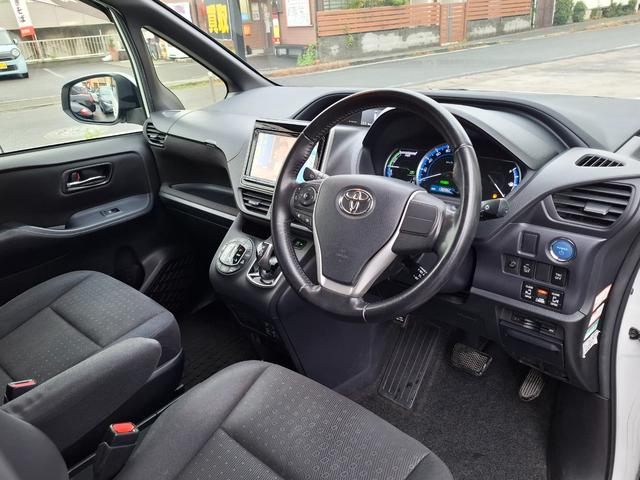 ヴォクシー ハイブリッドＶ　禁煙車　両側パワースライド　オートライト　ＬＥＤライト　シートヒーター　スマートキー　デュアルエアコン　９型ナビ　フルセグＴＶ　Ｂｌｕｅｔｏｏｔｈ　バックカメラ　ＥＴＣ　１１型フリップダウン　クルコン（9枚目）