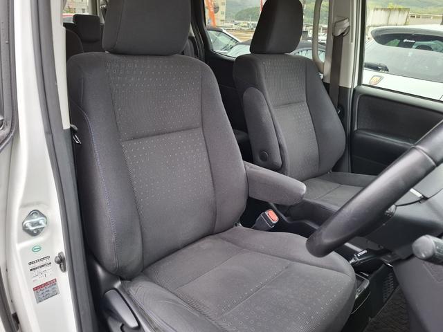 ヴォクシー ハイブリッドＶ　禁煙車　両側パワースライド　オートライト　ＬＥＤライト　シートヒーター　スマートキー　デュアルエアコン　９型ナビ　フルセグＴＶ　Ｂｌｕｅｔｏｏｔｈ　バックカメラ　ＥＴＣ　１１型フリップダウン　クルコン（10枚目）