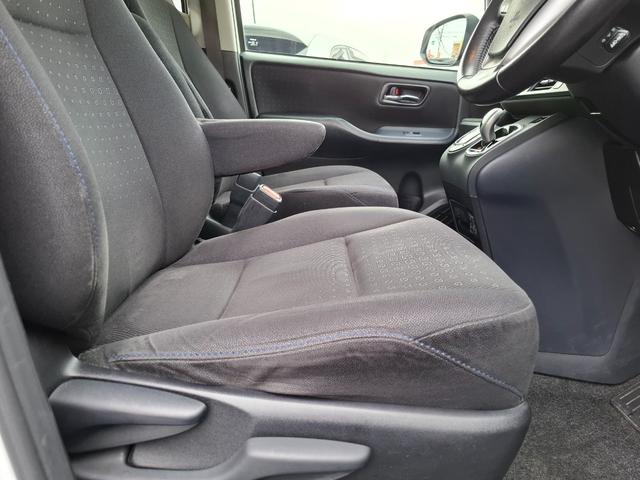 ヴォクシー ハイブリッドＶ　禁煙車　両側パワースライド　オートライト　ＬＥＤライト　シートヒーター　スマートキー　デュアルエアコン　９型ナビ　フルセグＴＶ　Ｂｌｕｅｔｏｏｔｈ　バックカメラ　ＥＴＣ　１１型フリップダウン　クルコン（11枚目）