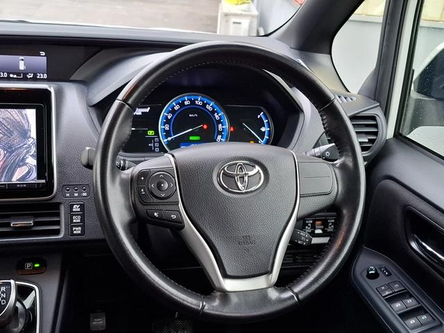 ヴォクシー ハイブリッドＶ　禁煙車　両側パワースライド　オートライト　ＬＥＤライト　シートヒーター　スマートキー　デュアルエアコン　９型ナビ　フルセグＴＶ　Ｂｌｕｅｔｏｏｔｈ　バックカメラ　ＥＴＣ　１１型フリップダウン　クルコン（12枚目）