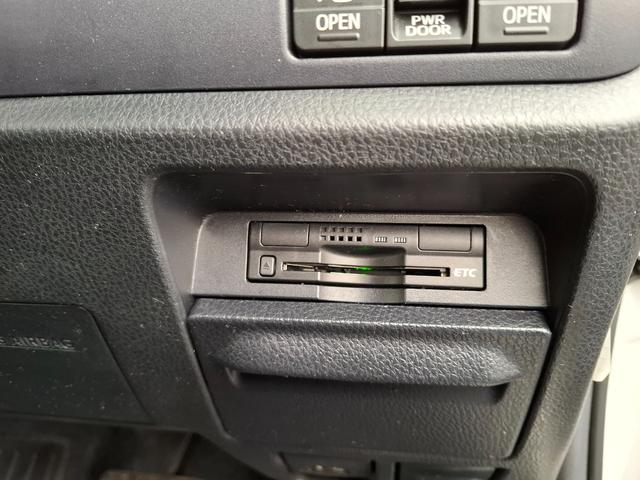 ヴォクシー ハイブリッドＶ　禁煙車　両側パワースライド　オートライト　ＬＥＤライト　シートヒーター　スマートキー　デュアルエアコン　９型ナビ　フルセグＴＶ　Ｂｌｕｅｔｏｏｔｈ　バックカメラ　ＥＴＣ　１１型フリップダウン　クルコン（17枚目）